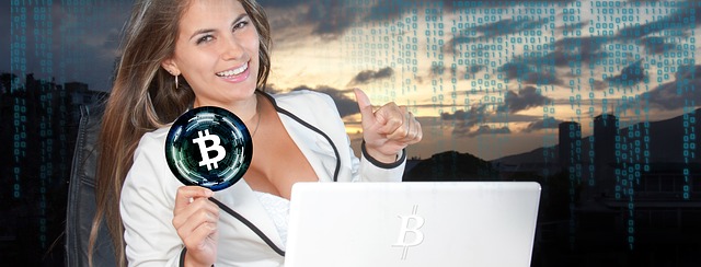 žena s bitcoinem