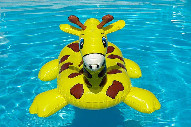 nafukovací žirafa na hladině bazénu.jpg