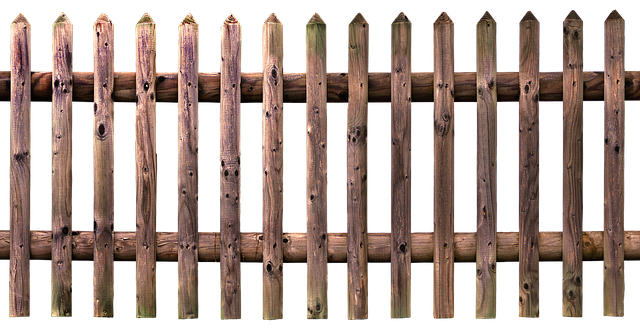 klasický dřevěný plot