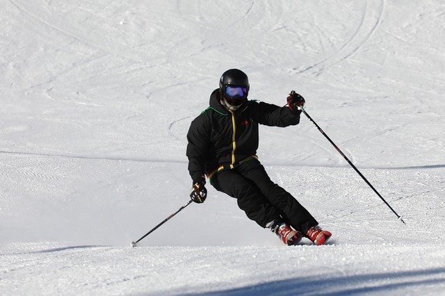lyžař na sjezdovce